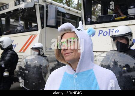 Brüssel, Belgien. Mai 2021. Die Polizei setzt Tränengas und eine Wasserkanone ein, um Sammler im Park Bois de la Cambre während einer Party namens „La Boum 2“ am Samstag, 1. Mai 2021 in Brüssel zu zerstreuen. Die Polizei setzte am Samstag zusätzliche Patrouillen ein, um die Versammlung zu überwachen, die unter Missachtung der aktuellen belgischen COVID-19-Vorschriften stattfindet. Kredit: Petr Kupec/CTK Foto/Alamy Live Nachrichten Stockfoto