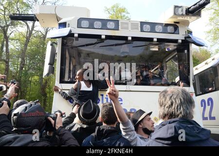 Brüssel, Belgien. Mai 2021. Die Polizei setzt Tränengas und eine Wasserkanone ein, um Sammler im Park Bois de la Cambre während einer Party namens „La Boum 2“ am Samstag, 1. Mai 2021 in Brüssel zu zerstreuen. Die Polizei setzte am Samstag zusätzliche Patrouillen ein, um die Versammlung zu überwachen, die unter Missachtung der aktuellen belgischen COVID-19-Vorschriften stattfindet. Kredit: Petr Kupec/CTK Foto/Alamy Live Nachrichten Stockfoto