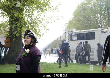 Brüssel, Belgien. Mai 2021. Die Polizei setzt Tränengas und eine Wasserkanone ein, um Sammler im Park Bois de la Cambre während einer Party namens „La Boum 2“ am Samstag, 1. Mai 2021 in Brüssel zu zerstreuen. Die Polizei setzte am Samstag zusätzliche Patrouillen ein, um die Versammlung zu überwachen, die unter Missachtung der aktuellen belgischen COVID-19-Vorschriften stattfindet. Kredit: Petr Kupec/CTK Foto/Alamy Live Nachrichten Stockfoto