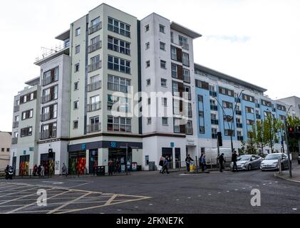 Epsom Surrey London Großbritannien, Mai 02 2021, moderner Hochhaus-Apartmentblock Innenstadtarchitektur Außenansicht Stockfoto