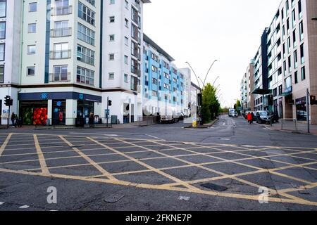 Epsom Surrey London Großbritannien, Mai 02 2021, moderner Hochhaus-Apartmentblock Innenstadtarchitektur Außenansicht Stockfoto