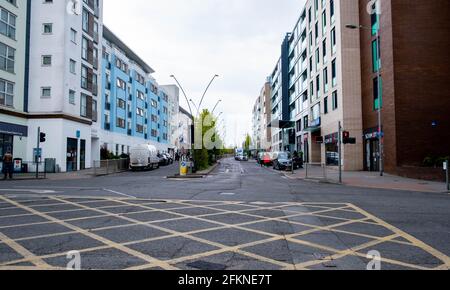 Epsom Surrey London Großbritannien, Mai 02 2021, moderner Hochhaus-Apartmentblock Innenstadtarchitektur Außenansicht Stockfoto
