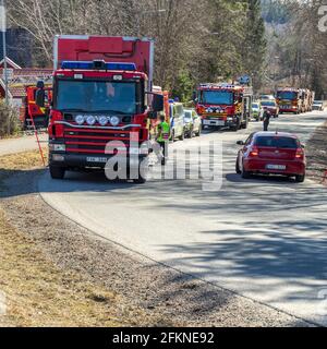 Floda, Schweden. 17 2021. März: Feuerwehr und Polizei reagieren auf einen gemeldeten Hausbrand Stockfoto
