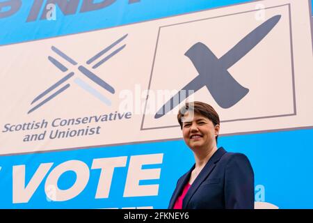 Edinburgh, Schottland, Großbritannien. 3 Mai 2021. Die Partei der schottischen Konservativen lanciert heute in Edinburgh eine neue Werbefläche für Kampagnen. Douglas Ross, der Vorsitzende der schottischen Konservativen, und Ruth Davidson, die ehemalige Vorsitzende der Partei, starteten den Ad-Van mit einer Botschaft, in der die Wähler aufgefordert wurden, die schottischen Konservativen auf der Liste oder dem Pfirsichwahlzettel zu wählen. Pic; Ruth Davidson. Iain Masterton/Alamy Live News Stockfoto