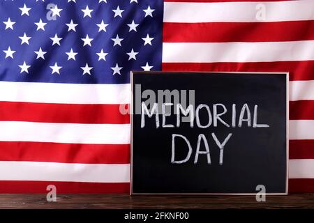Gedenktag am Wochenende Text auf schwarzer Holzchalktafel mit US-Flagge geschrieben. Die Vereinigten Staaten von Amerika Stars & Stripes Patriot Veteran Gedenken Symbo Stockfoto