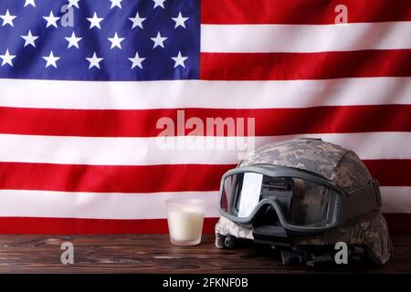 US Army Kevlar Kampfhelm, Camouflay, taktische Brille, Kerze USA Flagge Hintergrund. Memorial Weekend, Veteranentag, Vereinigte Staaten von Amerika bewaffnet Stockfoto