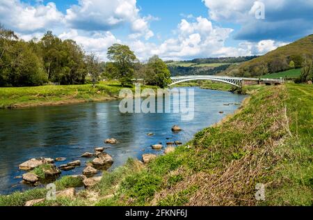 Bigsweir Bridge über den Fluss Wye, wo der Fluss die Grenze zu England Wales ist. Ein schöner Frühlingstag im April. Stockfoto