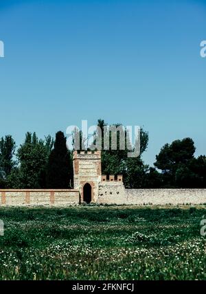 Erzbischöflicher Palast von Alcala de Henares in der Nähe von Madrid in Spanien. Perimeter mittelalterliche Mauer und Turm Stockfoto