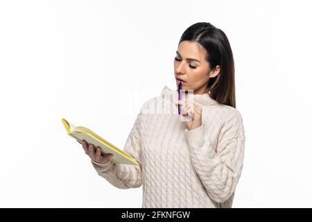 Foto von hübschen Frau, die Tagebuch in Händen hält, die kreative Idee hat, auf Papier isoliert auf weißem Hintergrund zu bemerken Stockfoto