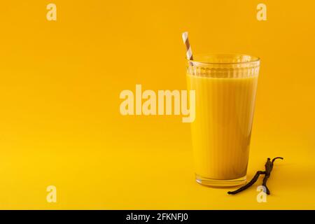 Köstlicher Vanille-Milchshake im Glas auf gelbem Hintergrund Stockfoto