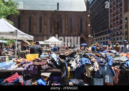 Die Leute durchstöbern Stände am Chelsea Flea Market, Manhattan, New York City, USA Stockfoto
