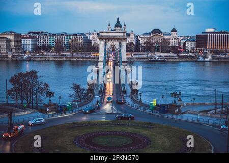 Budapest Kettenbrücke in der Dämmerung Stockfoto