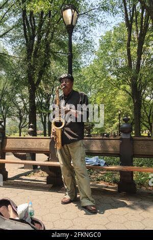 Busker, Musiker, der Saxophon spielt, im Central Park, New York City, USA Stockfoto