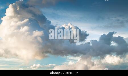 Der Himmel mit dunkelgrauen Wolken vor Sturm und Regen in der Regenzeit. Stockfoto