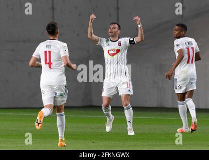 BUDAPEST, UNGARN – APRIL 29: Nemanja Nikolics vom FC MOL Fehervar feiert sein Ziel mit Adrian Rus vom FC MOL Fehervar (l) und Loic Nego vom FC MOL Fehervar (r) während des ungarischen OTP Bank Liga-Spiels zwischen MTK Budapest und dem FC MOL Fehervar im Nandor Hidegkuti-Stadion am 29. April 2021 in Budapest, Ungarn. Stockfoto