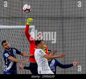 BUDAPEST, UNGARN – APRIL 29: Milan Mijatovic vom MTK Budapest fegt den Ball zwischen Benedek Varju vom MTK Budapest (l) und Adrian Rus vom MOL Fehervar FC (r) während des ungarischen OTP Bank Liga-Spiels zwischen MTK Budapest und MOL Fehervar FC im Nandor Hidegkuti Stadion am 29. April 2021 in Budapest, Ungarn. Stockfoto