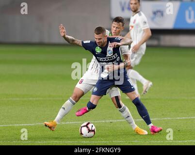 BUDAPEST, UNGARN - APRIL 29: (r-l) Adrian Rus vom FC MOL Fehervar foult Roland Varga vom MTK Budapest während des ungarischen OTP Bank Liga-Spiels zwischen MTK Budapest und dem FC MOL Fehervar am 29. April 2021 im Nandor Hidegkuti-Stadion in Budapest, Ungarn. Stockfoto