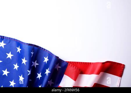 Patriotische Komposition mit zerzauster amerikanischer Flagge auf schwarzem Hintergrund. Stars & Stripes-Symbol der Vereinigten Staaten von Amerika mit Textausdruck. Von j Stockfoto