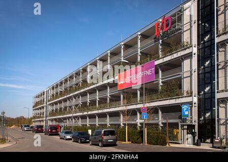 Parkhaus an der Peter-Huppertz-Straße im I/D-Kölner Stadtteil im Stadtteil Mülheim, die Fassade ist mit rund 5000 Pflanzen auf 2000 Squa bepflanzt Stockfoto