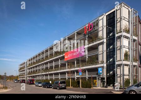 Parkhaus an der Peter-Huppertz-Straße im I/D-Kölner Stadtteil im Stadtteil Mülheim, die Fassade ist mit rund 5000 Pflanzen auf 2000 Squa bepflanzt Stockfoto