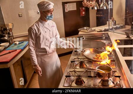 Brennendes Gemüse auf Feuer in der Bratpfanne liegend Stockfoto