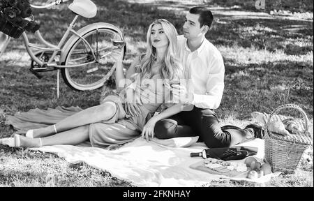 Wahre Liebe. Romantik-Konzept. Toast. Feiern Sie den Jahrestag. Attraktives Paar, das ein romantisches Picknick bei Sonnenuntergang auf dem Land genießt. Nettes Paar, das Wein trinkt Stockfoto