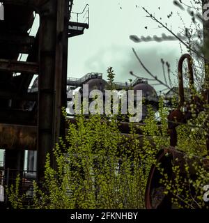 Blick auf Industriebauten im Landschaftspark Duisburg-Nord Stockfoto