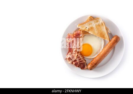 Traditionelles amerikanisches Frühstück mit Spiegelei, Toast, Speck und Würstchen Weißer Hintergrund Stockfoto