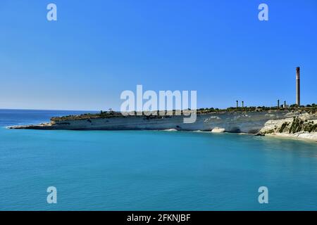 DELIMARA, MARSAXLOKK, MALTA - 10. Sep 2015: Weiße Klippen Delimara Malta Küste mit blau türkisfarbenem Meer im Sommer. Im Mittelmeer. Evidenc Stockfoto