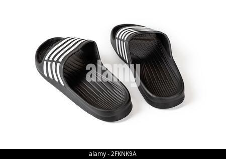 Paar Gummischuhe isoliert auf weißem Hintergrund. Schwarze Sandalen aus nächster Nähe. Leichte Flip-Flops für Pool oder Dusche. Bequeme Strandschuhe. Stockfoto