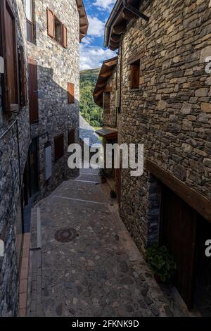 Typisch aus Stein erbaute alte Häuser in den kleinen spanischen Pyrenäendorf Taull Stockfoto