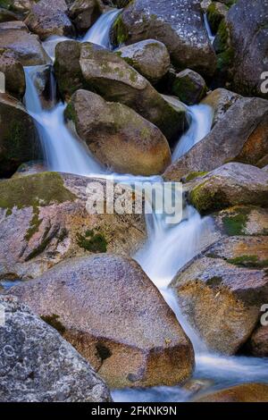 Langaufnahme von einem kleinen brock mit schönen Felsen Stockfoto