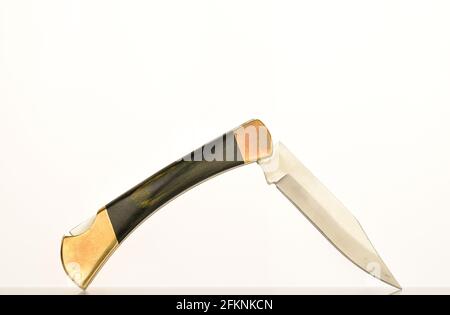Ein Klappmesser aus Metall, Nahaufnahme, isoliert auf Weiß. Stockfoto