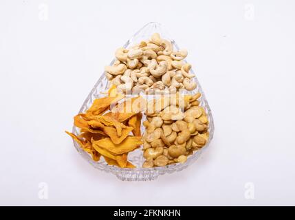 Geröstete und gesalzene Fava-Bohnen, Cashewnüsse und getrocknete Mangoscheiben für einen gesunden veganen und vegetarischen Ernährungs-Snack. Hoch in Protein, Vitamine, Diät-Fi Stockfoto