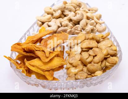 Geröstete und gesalzene Fava-Bohnen, Cashewnüsse und getrocknete Mangoscheiben für einen gesunden veganen und vegetarischen Ernährungs-Snack. Hoch in Protein, Vitamine, Diät-Fi Stockfoto