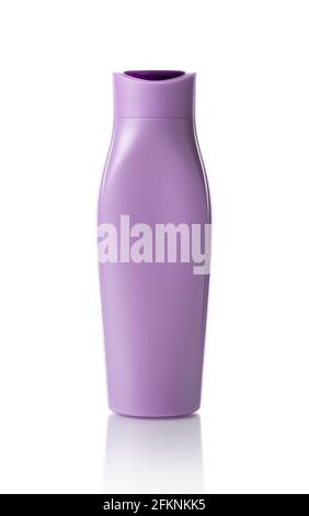 Lila Plastikflasche für Shampoo oder Duschgel isoliert auf weißem Hintergrund. Unbeschrifteter Kosmetikbehälter mit aufklappbarem Deckel für das Design von Kosmetikprodukten Stockfoto