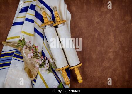 Tag der jüdischen Feiertage Symbole Gebet Schal tallit, Gebet heilige tora Rolle Stockfoto