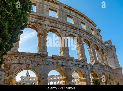 Blick auf das Amphitheater gegen blauen Himmel, Pula, Istrien, Kroatien, Adria, Europa Stockfoto