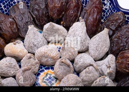 Getrocknete Feigen mit Reismehl und Medjoul Jumbo Datteln bestreut. Stockfoto