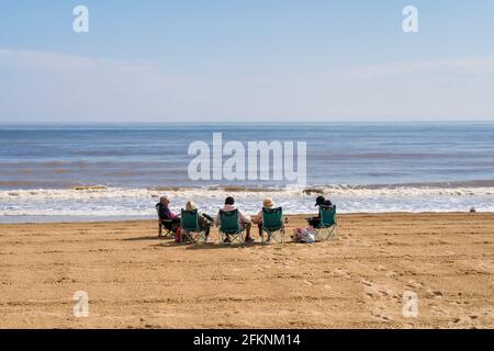 Familie genießt einen Tagesausflug am Mablethorpe Beach Lincolnshire Stockfoto