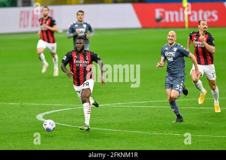 Mailand, Italien. Mai 2021. Frank Jessie (79) vom AC Mailand und Luca Caldirola (5) von Benevento sahen in der Serie EIN Spiel zwischen AC Mailand und Benevento in San Siro in Mailand. (Bildnachweis: Gonzales Photo - Tommaso Fimiano). Stockfoto