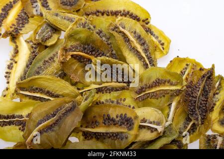 Getrocknete Kiwi-Fruchtscheiben. Perfekt als Snack, zusätzlich zu Eis und anderen Desserts. Stockfoto