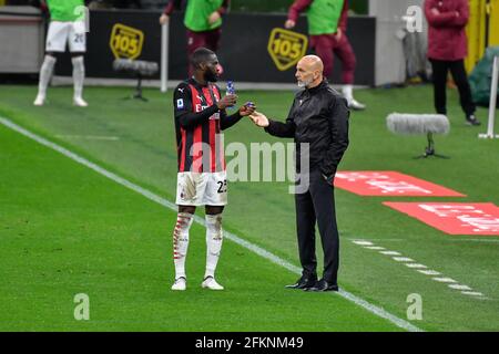 Mailand, Italien. Mai 2021. Cheftrainer Stefano Pioli vom AC Mailand gesehen mit Fikayo Tomori (23) während der Serie A Spiel zwischen AC Mailand und Benevento in San Siro in Mailand. (Bildnachweis: Gonzales Photo - Tommaso Fimiano). Stockfoto