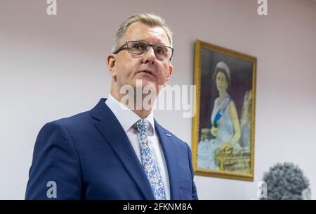 Der DUP-Abgeordnete für Lagan Valley, Sir Jeffrey Donaldson, startet seine Kampagne zum Vorsitzenden der DUP im Wahlkreisbüro des DUP-Abgeordneten Gavin Robinson im Osten von Belfast. Bilddatum: Montag, 3. Mai 2021. Stockfoto