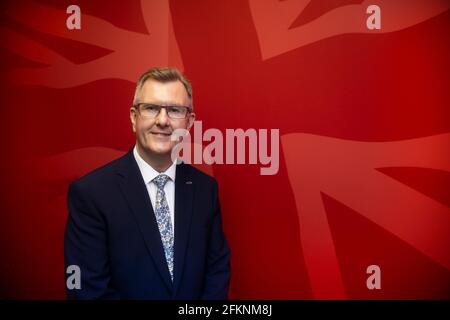 Der DUP-Abgeordnete für Lagan Valley, Sir Jeffrey Donaldson, startet seine Kampagne zum Vorsitzenden der DUP im Wahlkreisbüro des DUP-Abgeordneten Gavin Robinson im Osten von Belfast. Bilddatum: Montag, 3. Mai 2021. Stockfoto