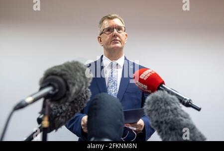 Der DUP-Abgeordnete für Lagan Valley, Sir Jeffrey Donaldson, startet seine Kampagne zum Vorsitzenden der DUP im Wahlkreisbüro des DUP-Abgeordneten Gavin Robinson im Osten von Belfast. Bilddatum: Montag, 3. Mai 2021. Stockfoto