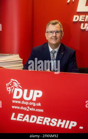 Der DUP-Abgeordnete für Lagan Valley, Sir Jeffrey Donaldson, startet seine Kampagne zum Vorsitzenden der DUP im Wahlkreisbüro des DUP-Abgeordneten Gavin Robinson im Osten von Belfast. Bilddatum: Montag, 3. Mai 2021. Stockfoto