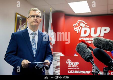 Der DUP-Abgeordnete für Lagan Valley, Sir Jeffrey Donaldson, startet seine Kampagne zum Vorsitzenden der DUP im Wahlkreisbüro des DUP-Abgeordneten Gavin Robinson im Osten von Belfast. Bilddatum: Montag, 3. Mai 2021. Stockfoto
