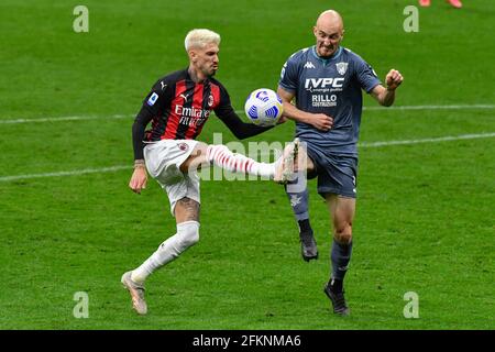 Mailand, Italien. 1. Mai 2021.Samuel Castillejo (7) vom AC Mailand und Luca Caldirola (5) von Benevento sahen in der Serie EIN Spiel zwischen AC Mailand und Benevento in San Siro in Mailand. (Bildnachweis: Gonzales Photo - Tommaso Fimiano). Stockfoto