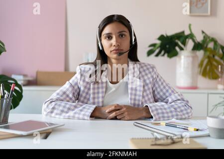 Webcam Ansicht indische Mischrasse Frau sitzen drinnen reden mit Video Konferenzanwendung Stockfoto